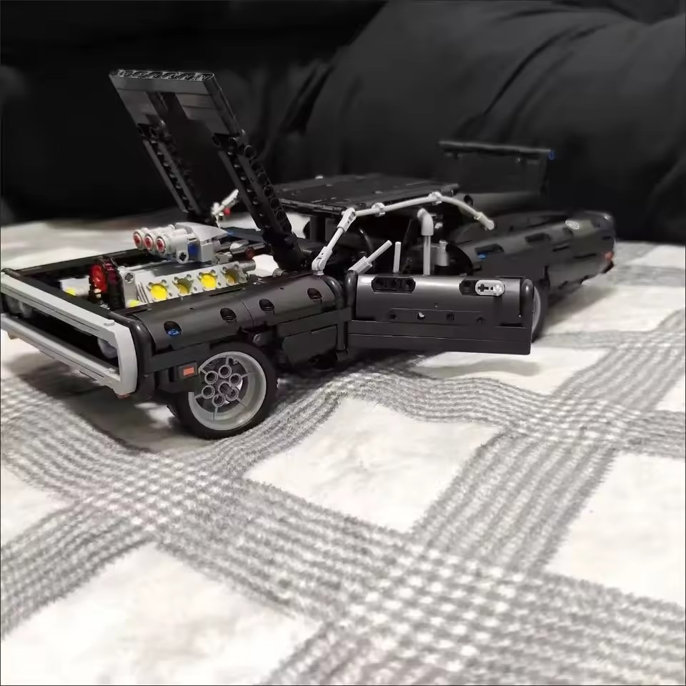 1077 Peças Blocos de Montar Té - Model Kit Dodge Charger avaliação e preço